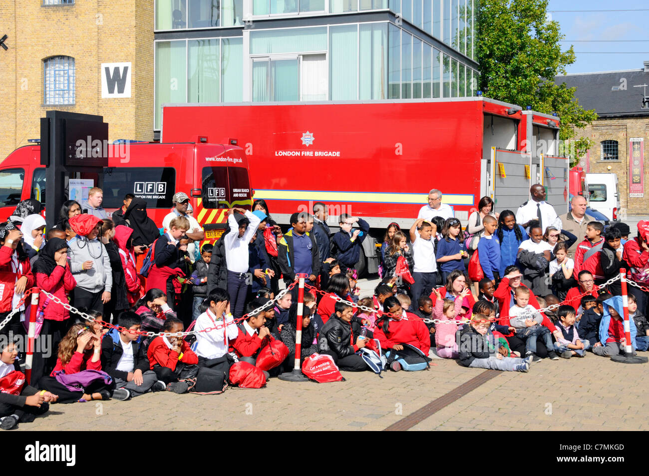 Schule Kinder wartet die Brandsicherheit reden und Demonstration durch die Londoner Feuerwehr im Excel Center London England Großbritannien Stockfoto