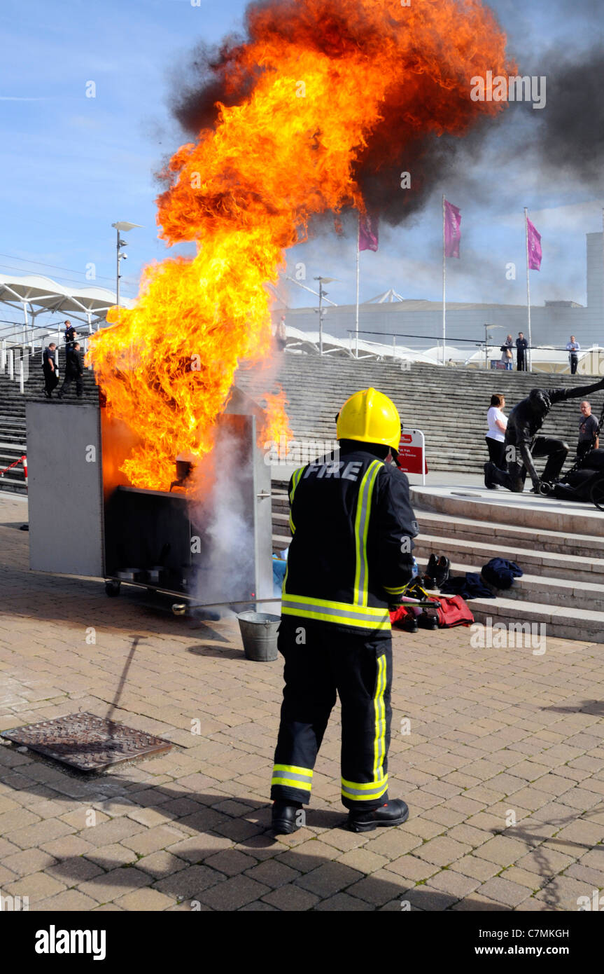 Feuergefahr durch heißes Fett durch die London Fire Brigade bei der UK Rescue Challenge-Veranstaltung, bei der Chippfannenfeuer mit Wasser simuliert werden, im Excel Centre London UK Stockfoto