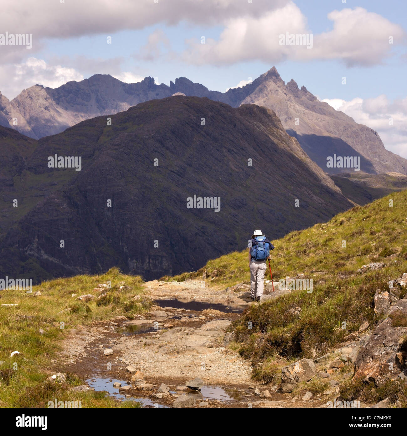 Einsame weibliche Wanderer auf dem Weg zur Camasunary Bucht mit Black Cuillin Bergrücken in Ferne, Isle Of Skye, Schottland, Großbritannien Stockfoto