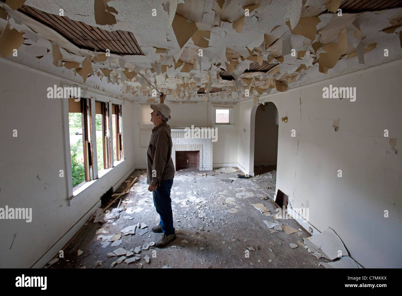 Detroit, Michigan - das Wohnzimmer eines Hauses, das seit Jahren leer und verlassen hat. Stockfoto
