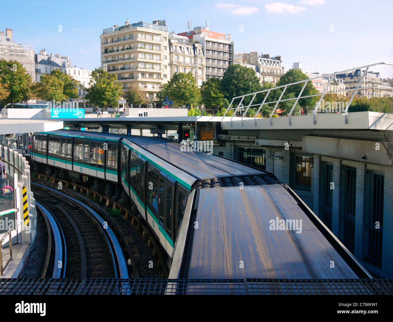 Paris: Metro Zug Halt an Bastille-Bahnhof Stockfoto