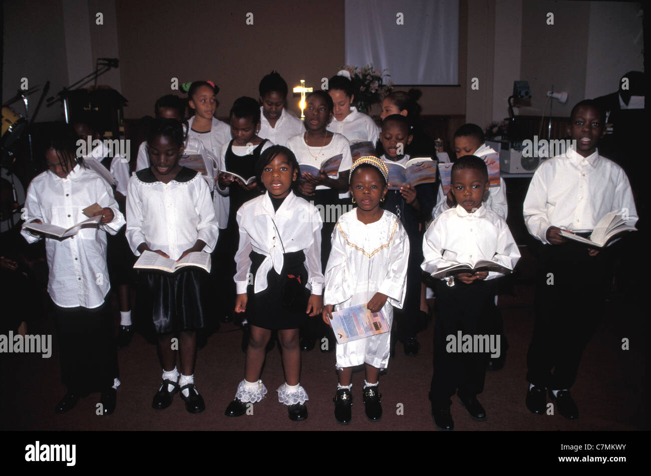 Chor junger schwarzer Kinder in einer United Reformierten Kirche in London, England Stockfoto