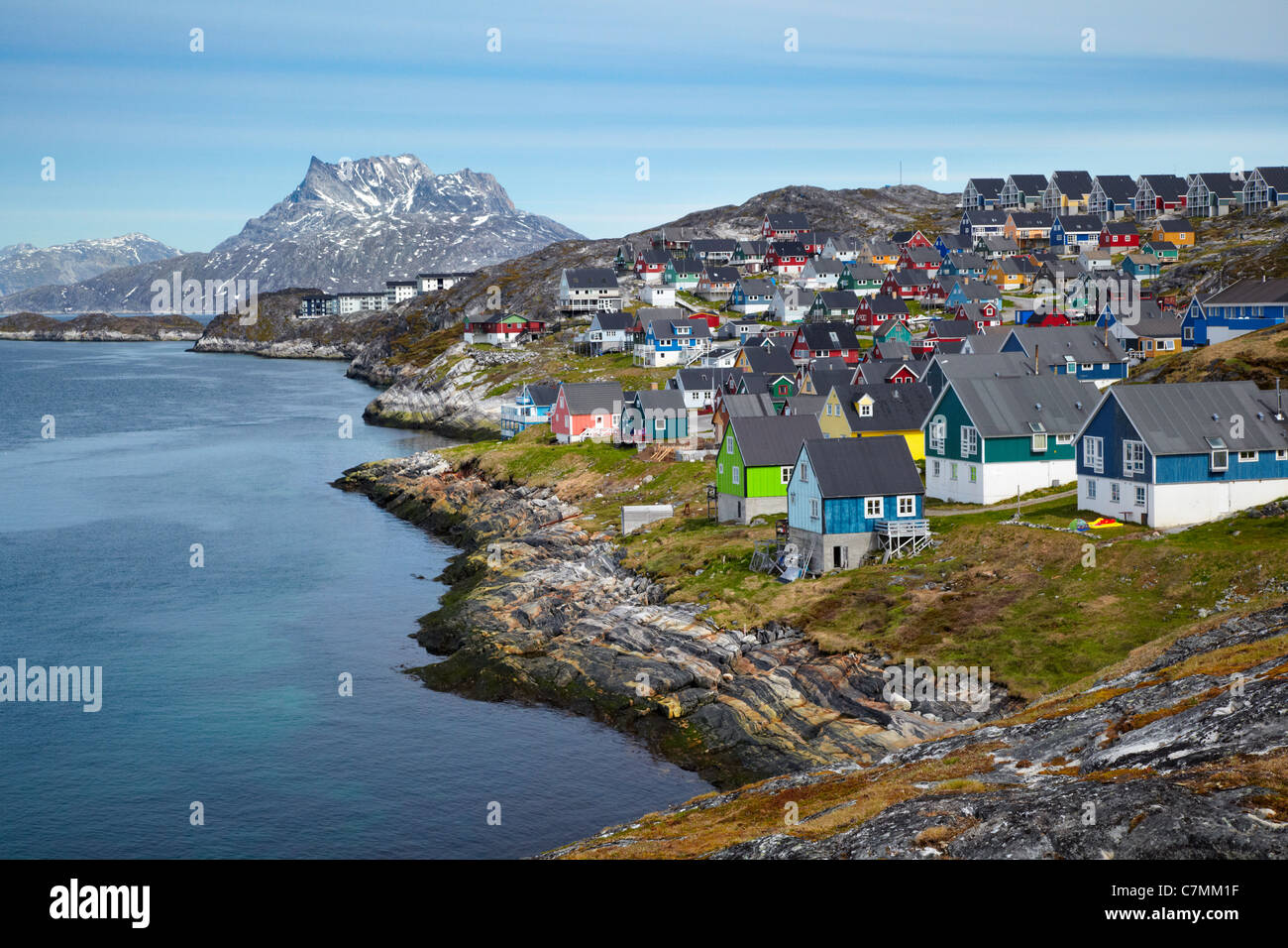 Häuser in Nuuk mit Sermitsiaq Berg im Hintergrund, Grönland Stockfoto