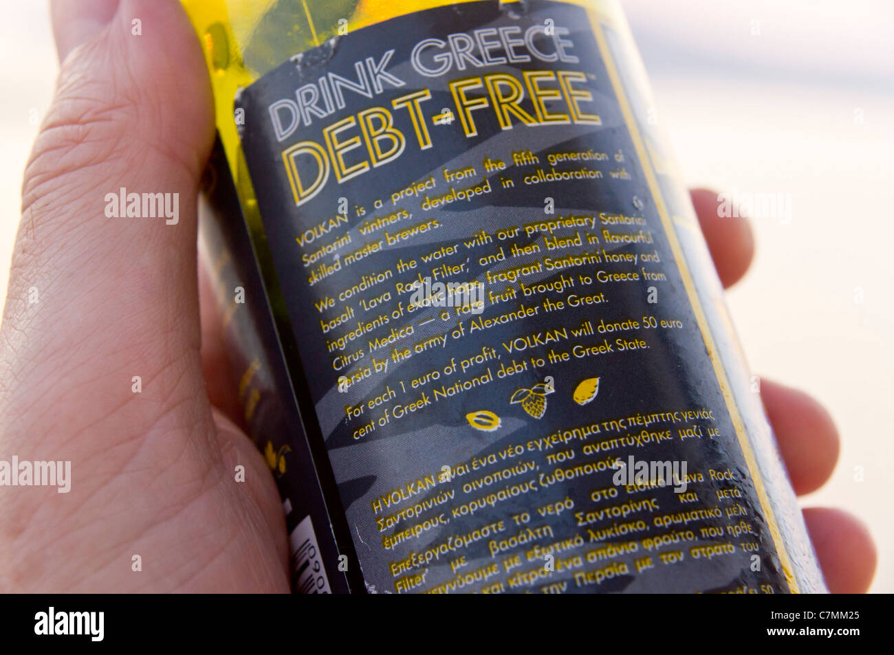 Santorini 2011 - lokale Volkan Lagerbier - Brauerei spendet 50 Euro Cent zahlen aus griechischen Staatsverschuldung von jedem 1 Euro Gewinn gemacht. Stockfoto