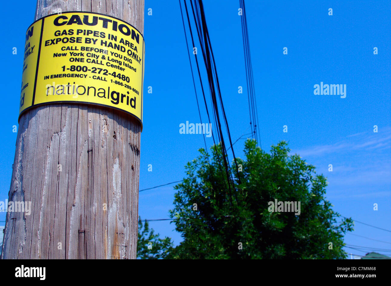 National Grid Vorsicht anmelden elektrische Strommast im New Yorker Stadtteil Straße, USA Stockfoto