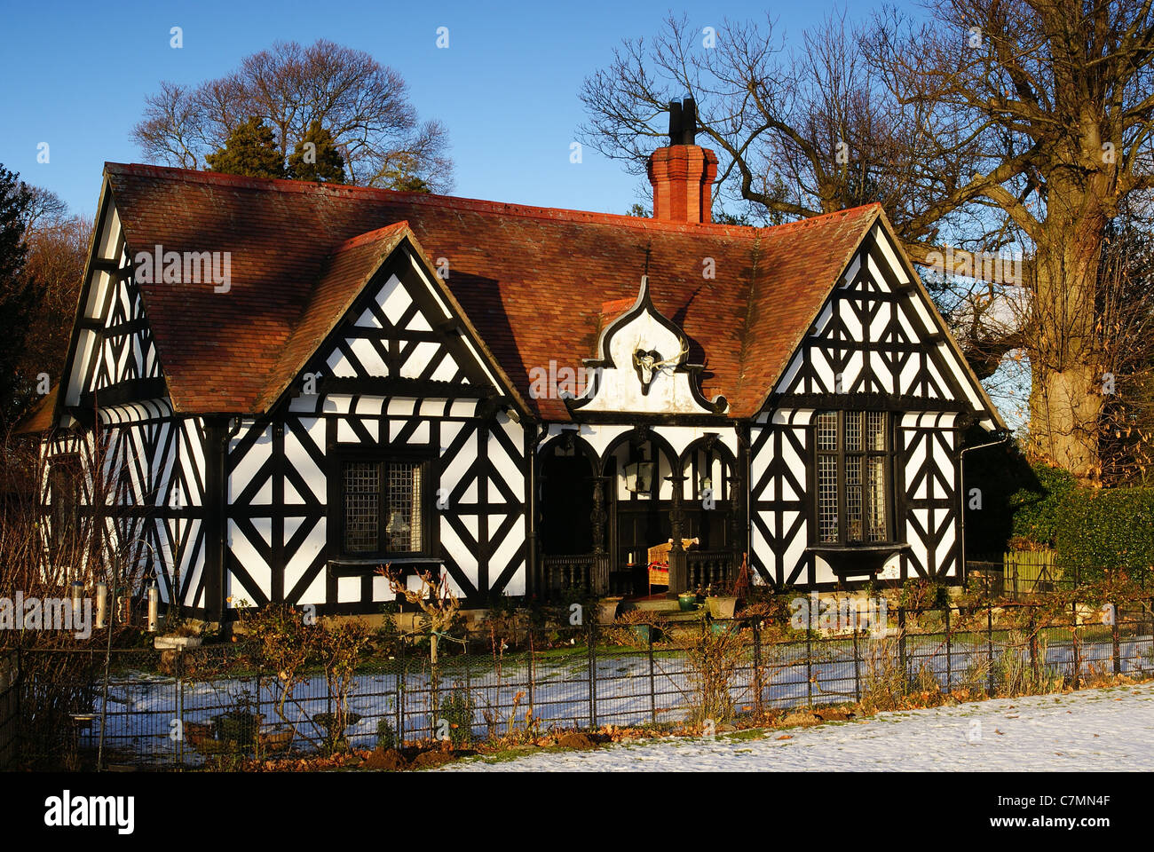 Ein Fachwerkhaus im Tudor Stil Gatekeeper Lodge auf dem Chirk Castle Estate in Nord Wales Stockfoto