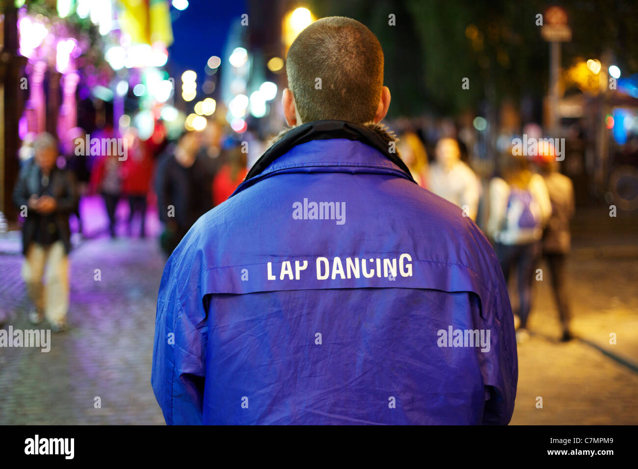 Mann trägt einen Lapdance-Jacke in der Temple Bar von Dublin, Irland Stockfoto