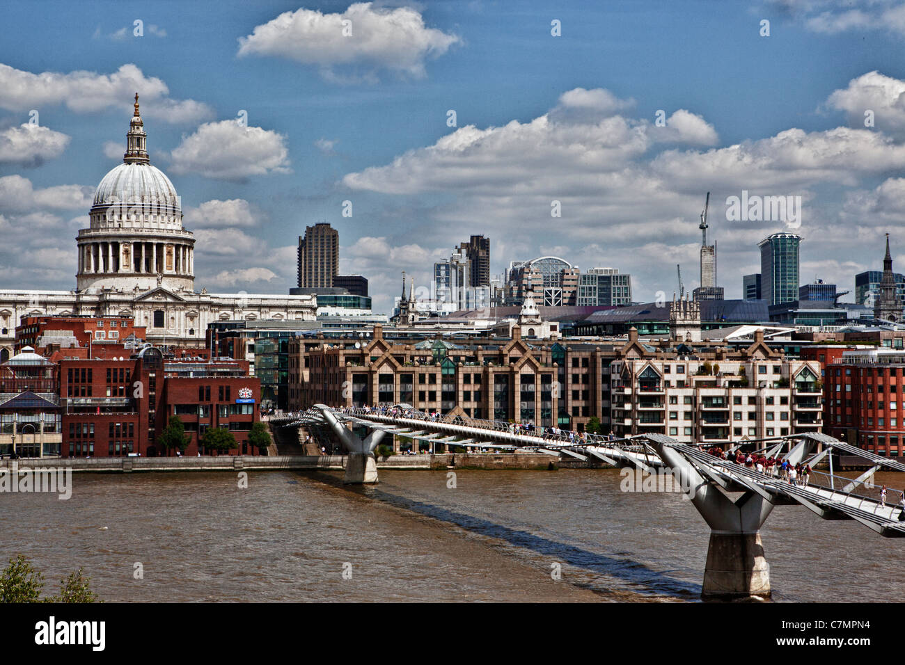 Millennium Bridge vor Saint-Paul Kathedrale in London, England Stockfoto