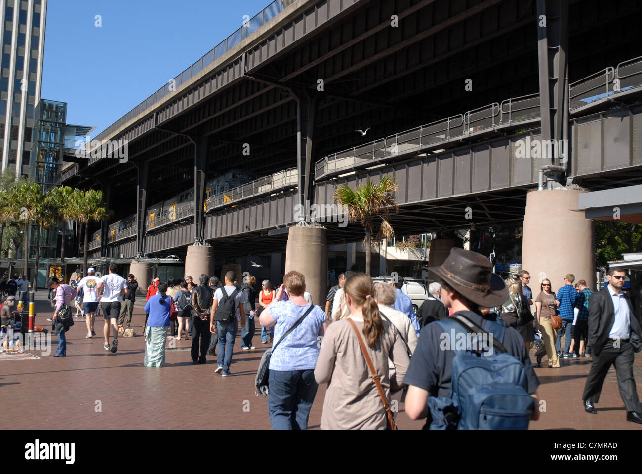 Massen an den Circular Quay mit einem Zug im Hintergrund, Sydney, NSW, Australien Stockfoto