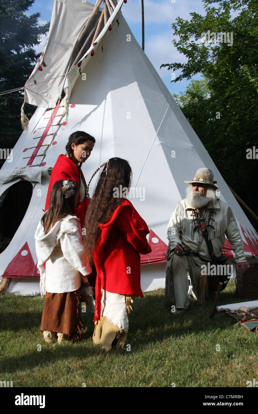 Native American Indianerjunge Handel für ein Messer mit einem Notverband Stockfoto