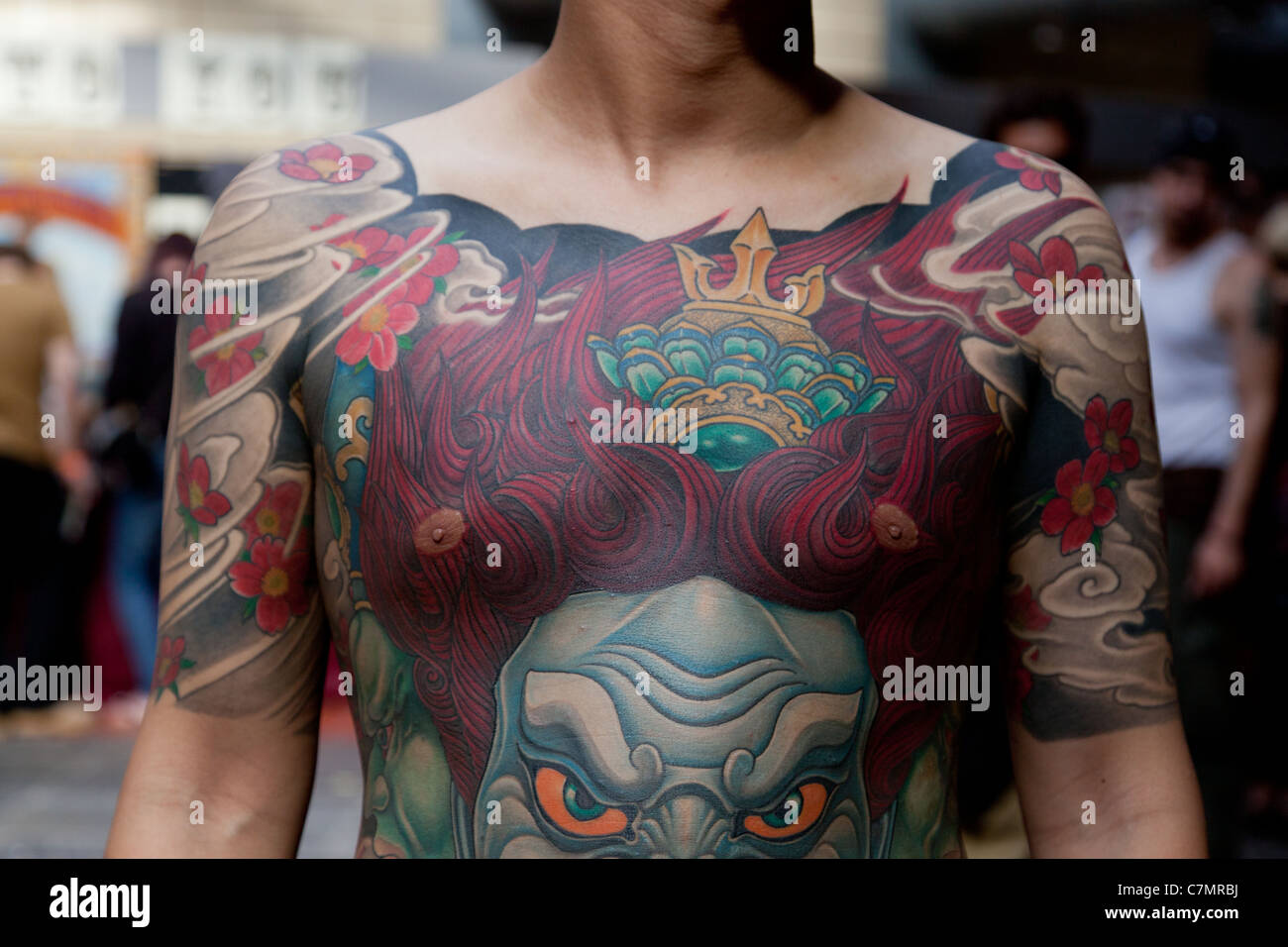 Mitglied der taiwanesischen East TattooStudio zeigt eine traditionelle