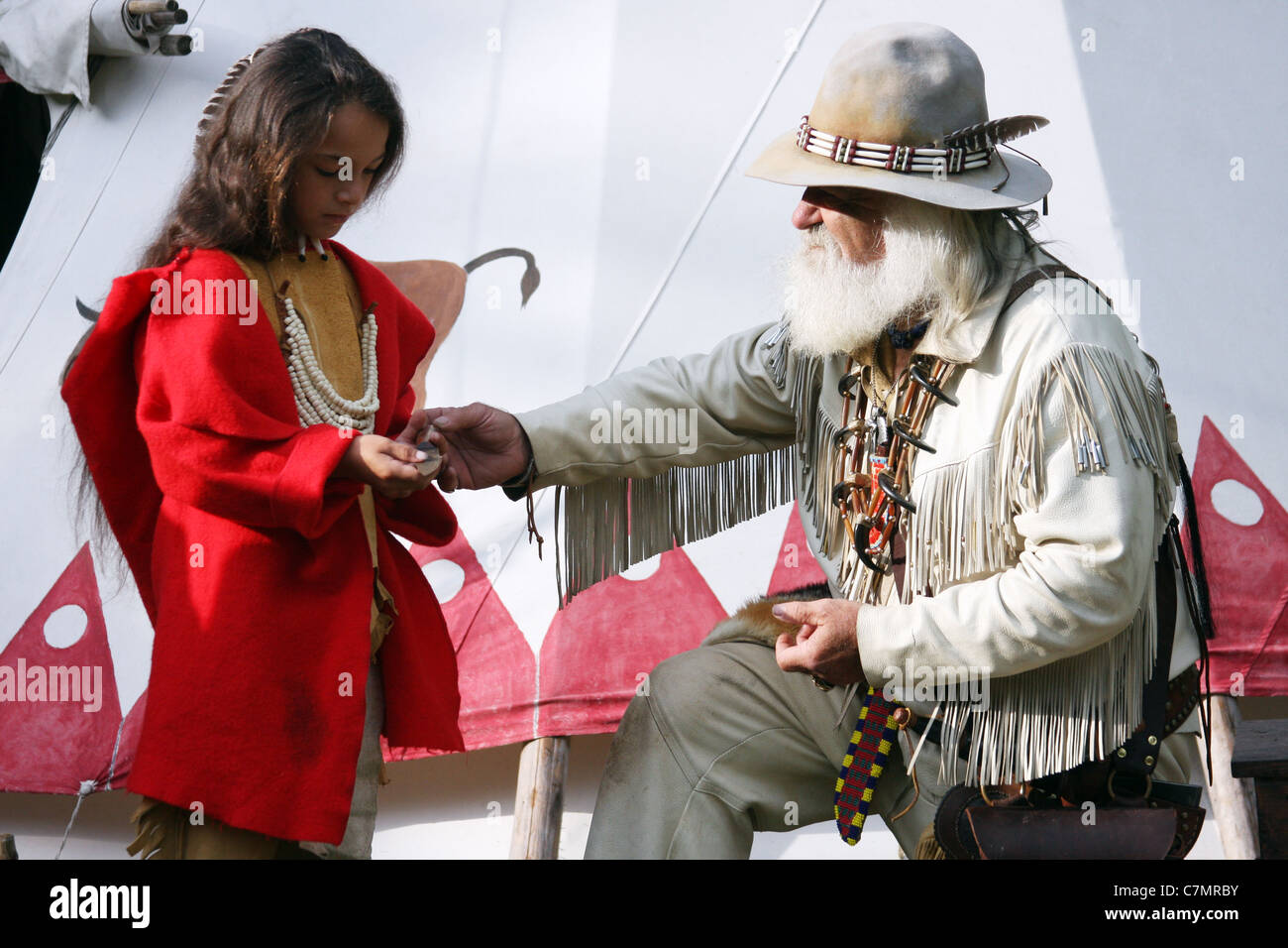 Native American Indianerjunge Handel für ein Messer mit einem Notverband Stockfoto