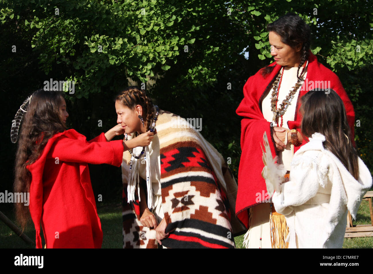 Native American Indian Familie Handel für Perlen als Geschenk Stockfoto
