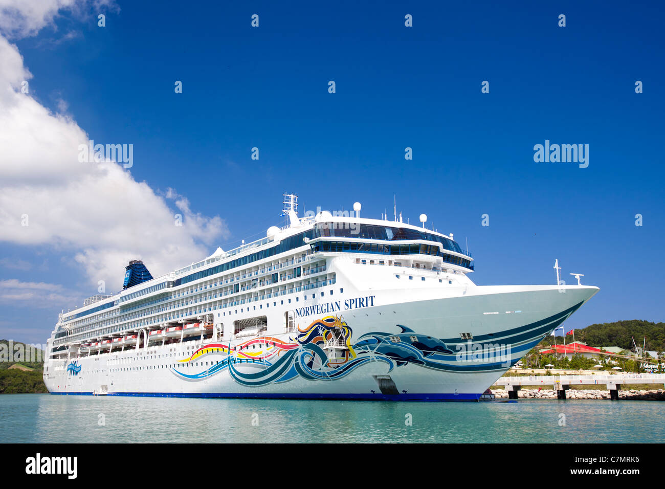 Kreuzfahrtschiff im Hafen von Mahogany Bay auf der Insel Roatan angedockt. Stockfoto