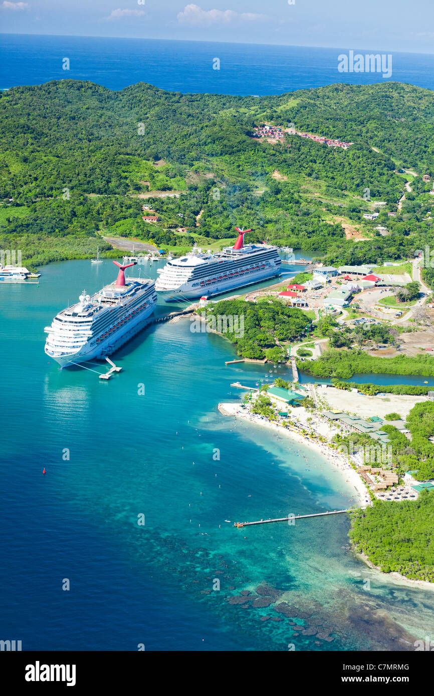 Zwei Kreuzfahrtschiffe im Hafen von Mahogany Bay auf der Insel Roatan angedockt Stockfoto