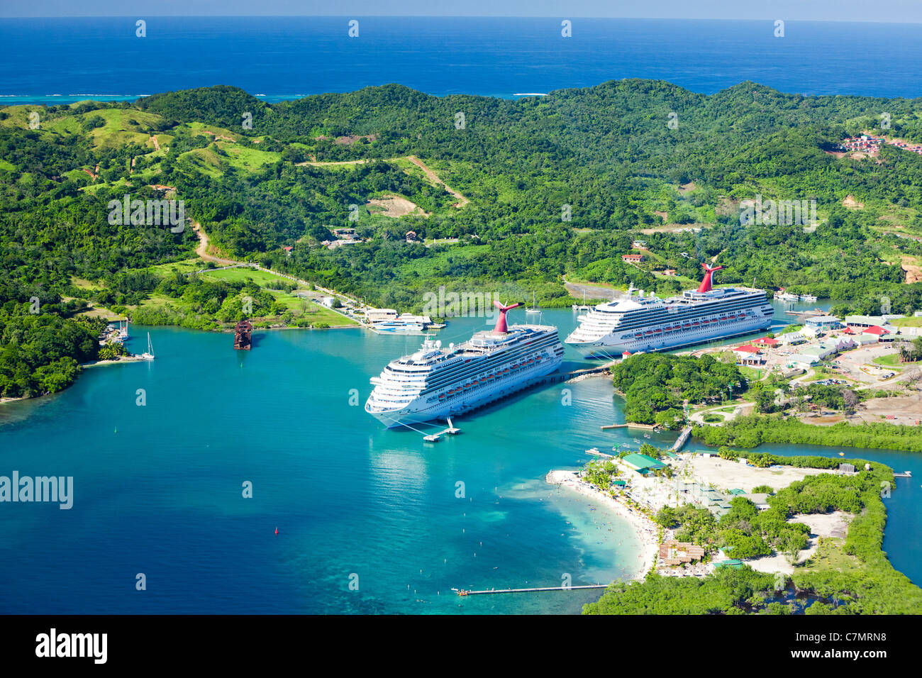 Zwei Kreuzfahrtschiffe im Hafen von Mahogany Bay auf der Insel Roatan angedockt Stockfoto