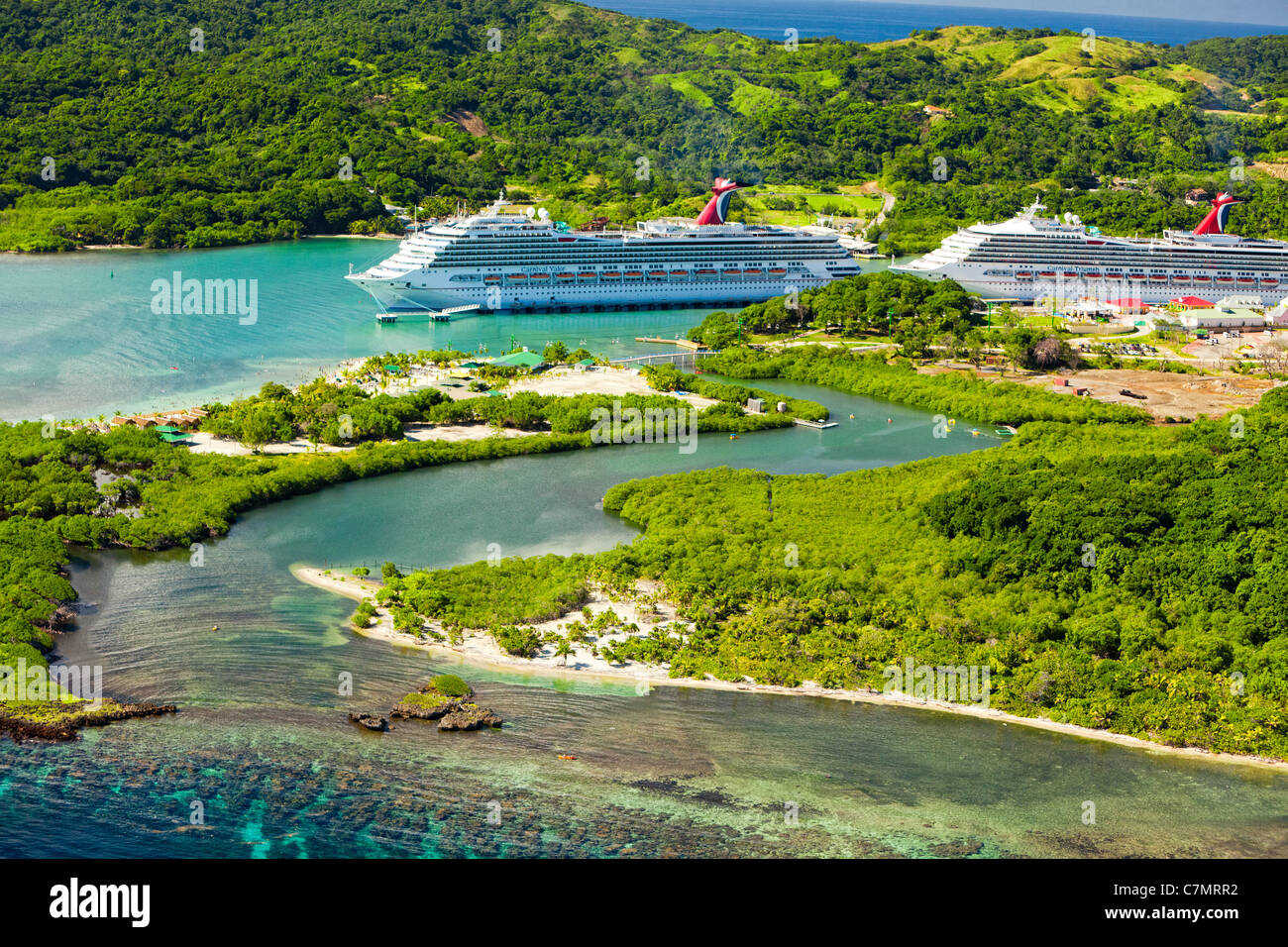Zwei Kreuzfahrtschiffe im Hafen von Mahogany Bay auf der Insel Roatan angedockt Stockfoto