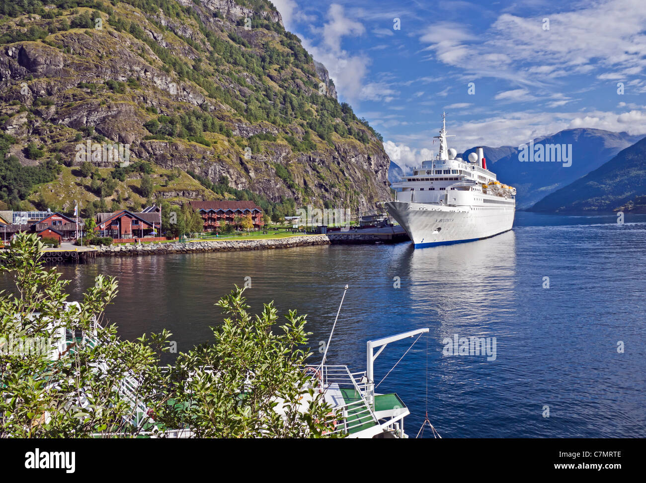 Fred Olsen cruise Liner von Boudicca am Pier in der norwegischen Dorf Flåm am Südende des Aurlandsfjorden festgemacht Stockfoto