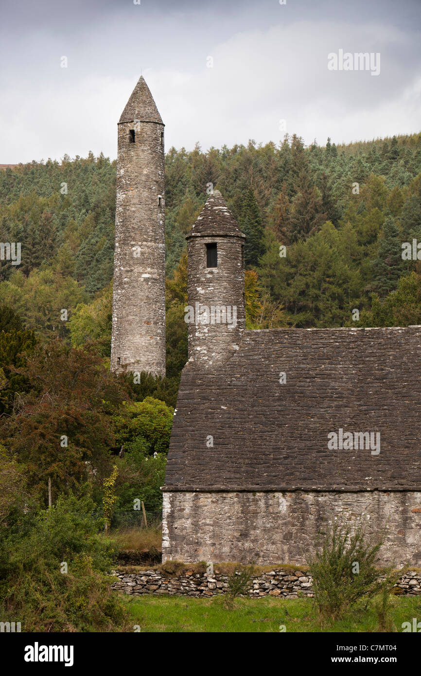 Irland, Co. Wicklow, Glendalough, historische Stätte monastischen, Küchengebäude und Kathedrale Ruinen Stockfoto