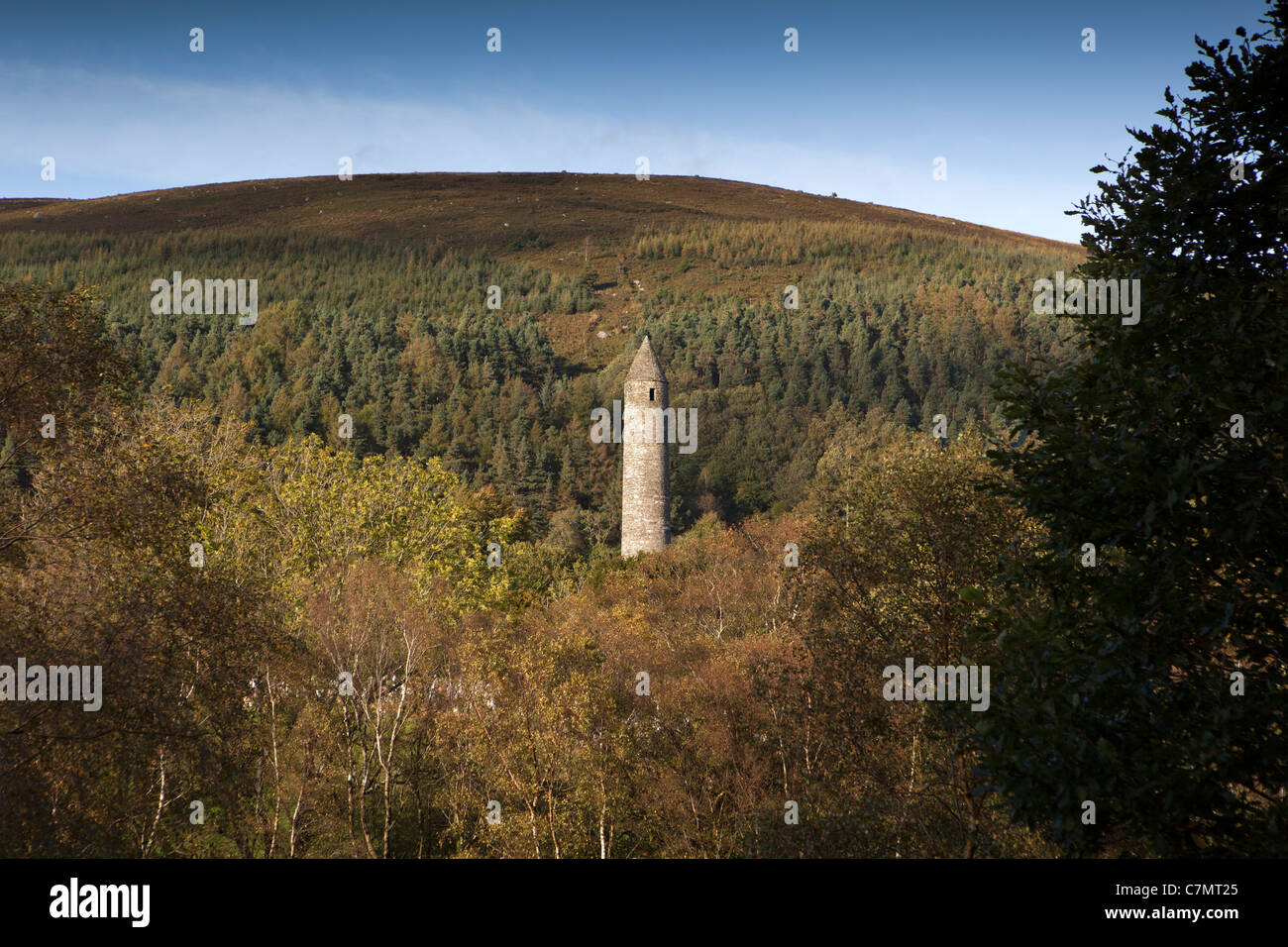 Irland, Co. Wicklow, Glendalough, historische Stätte monastischen Rundturm als Verteidigung gegen Viking Angriff Stockfoto