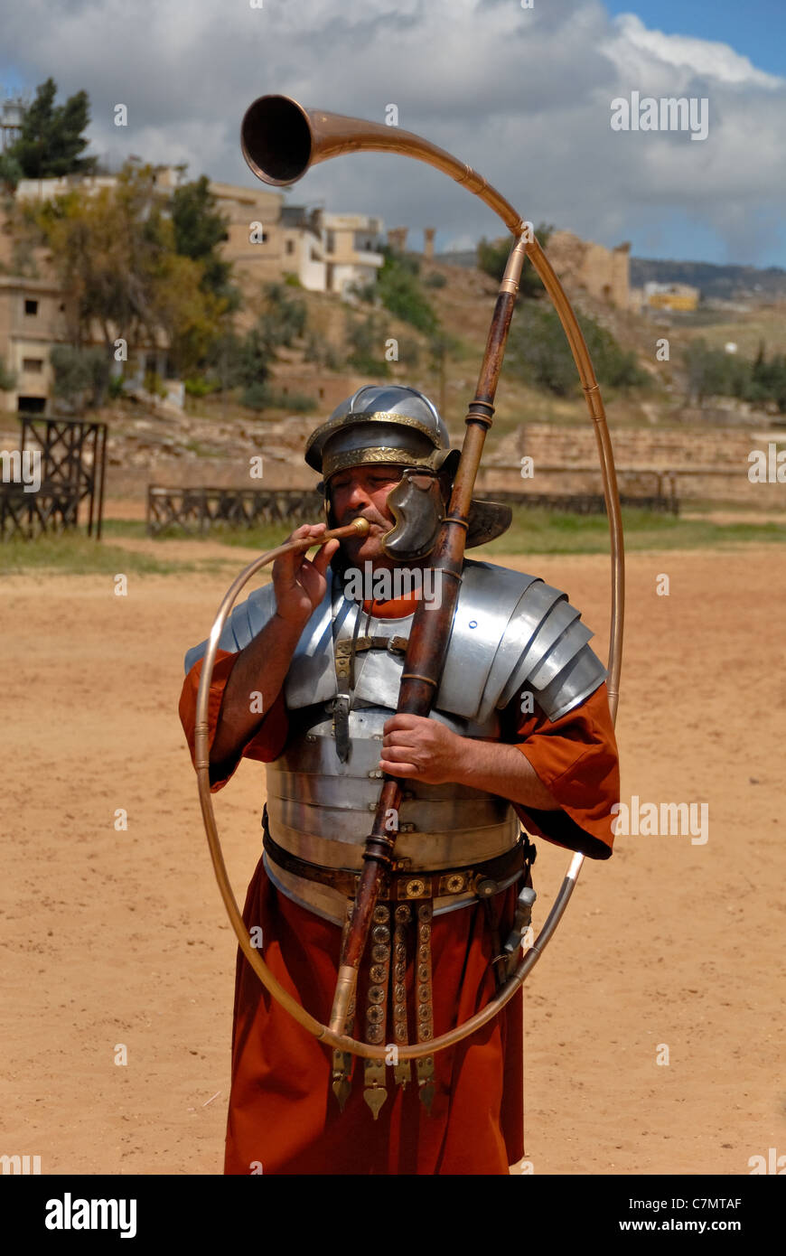 Dies ist ein Mann im römischen einheitliche spielen eine Art Trompete in der Stadt Jerash. Stockfoto