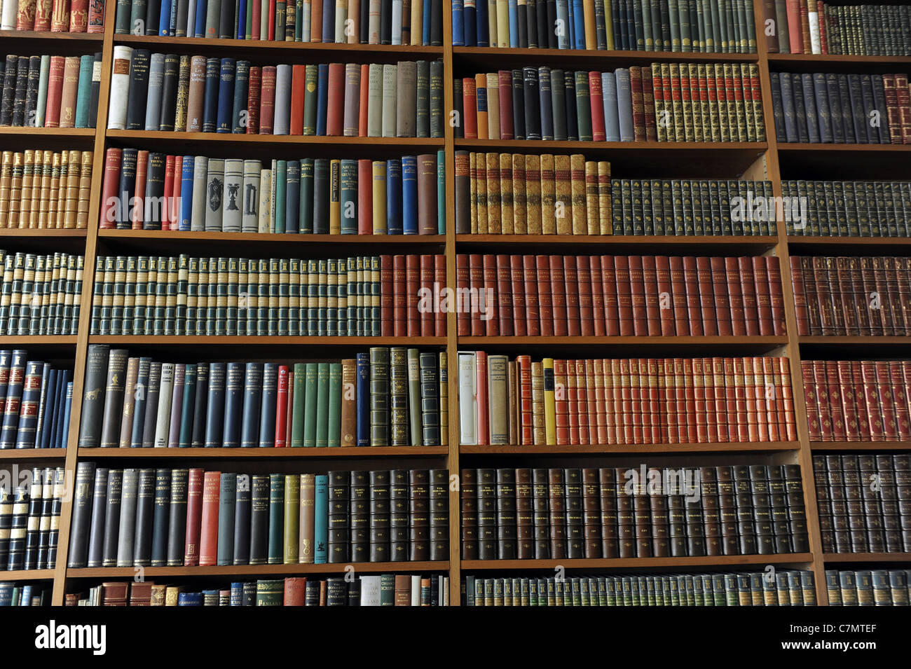 Bücher aus der Bibliothek auf Regale uk Stockfoto