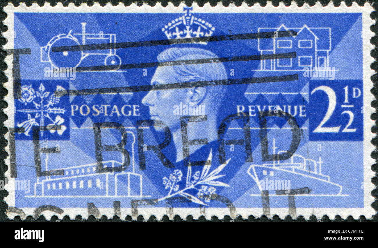 Eine Briefmarke gedruckt in England, bis zum Ende des zweiten Weltkriegs gewidmet ist, zeigt König George VI und Symbole des Friedens und der Industrie Stockfoto