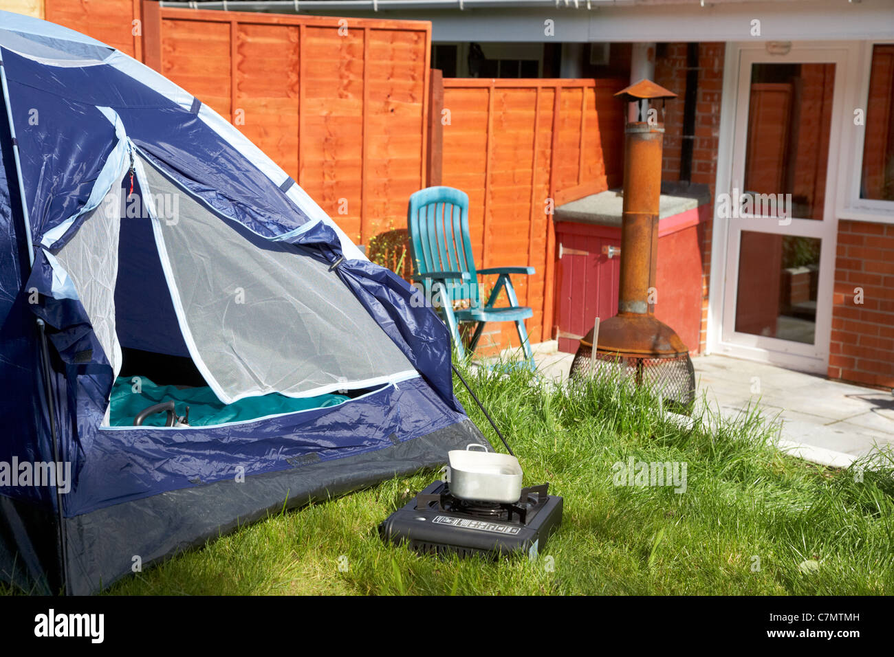 kleine Kuppelzelt camping im Garten eines Hauses Bungalows im Vereinigten Königreich Stockfoto