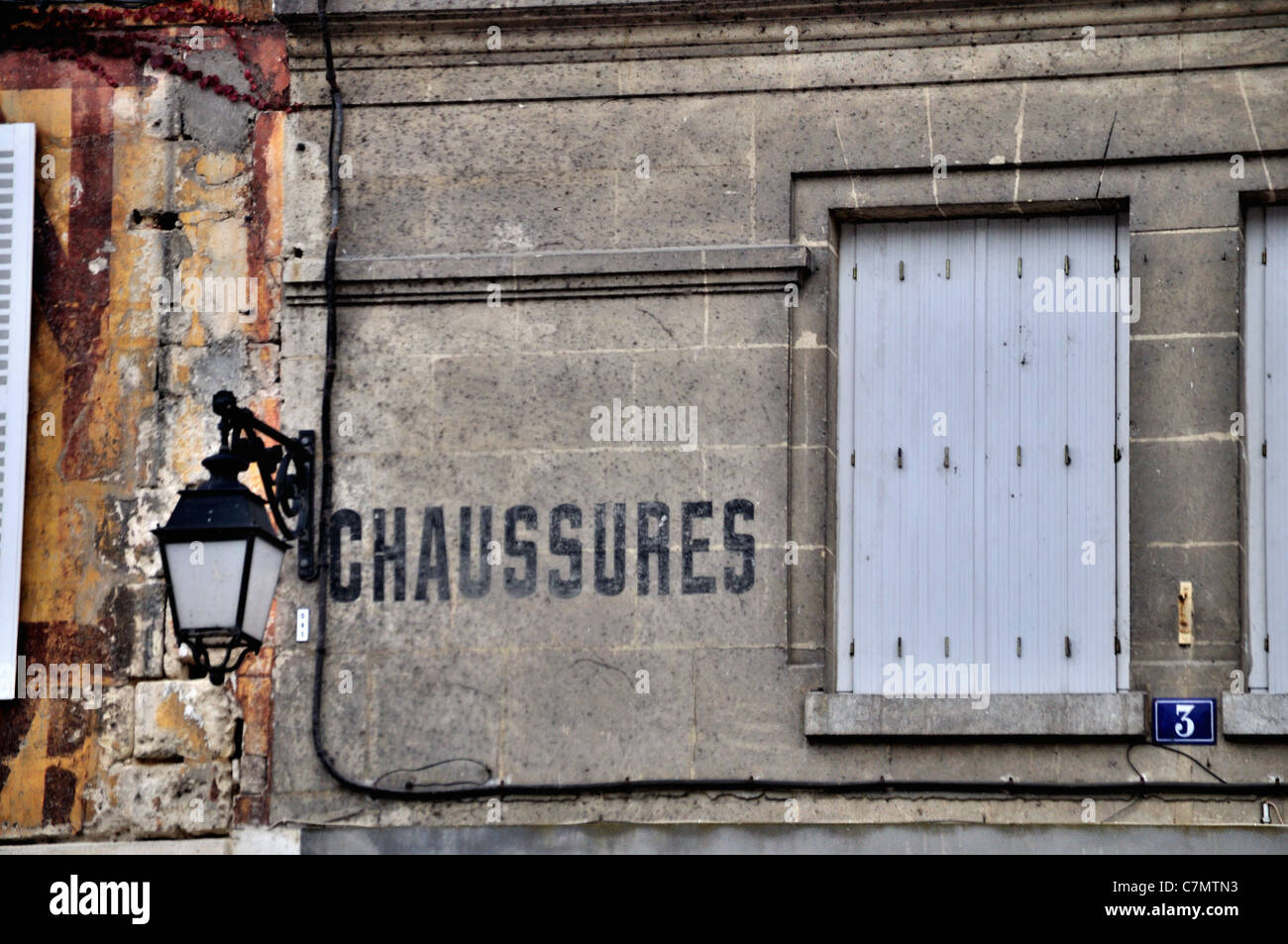 Außen alt shop Frankreich CHAUSSURES Zeichen in Vic-Sur-Aisne Berny-Rivière Frankreich Stockfoto