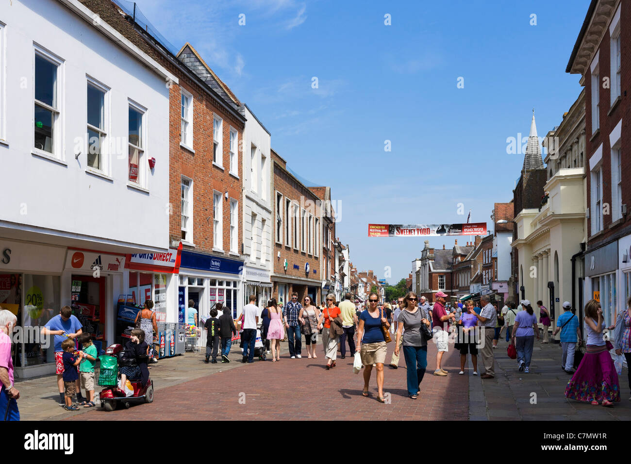 Geschäfte in der North Street in der Stadt Zentrum, Chichester, West Sussex, England, UK Stockfoto