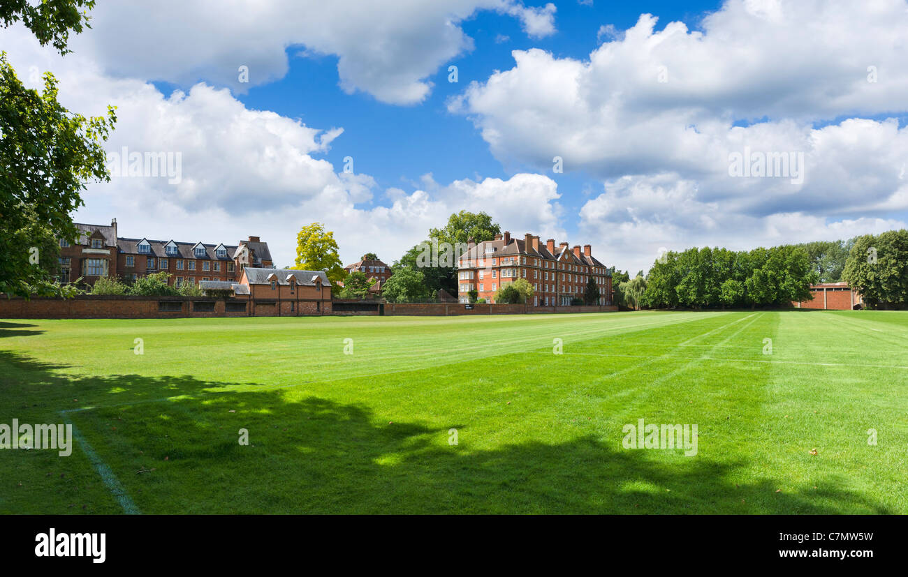 Die Spielfelder von Eton mit den Schulgebäuden hinter, Berkshire, England, UK Stockfoto