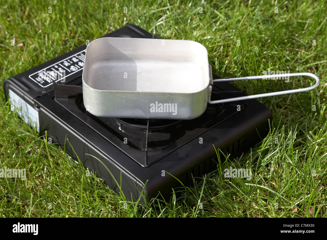 kleine Gasherd tragbare Ring camping kochendes Wasser in einer Aluminium-Chaos-tin Stockfoto