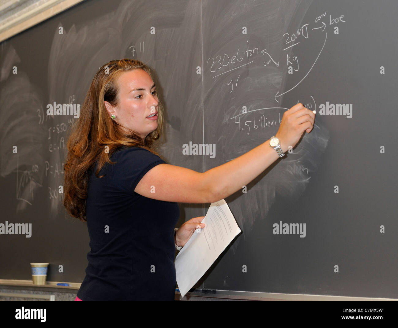 Yale University graduate Student der Physik Alyssa Siefert lehrt eine Summer School der Yale-Klasse. Stockfoto