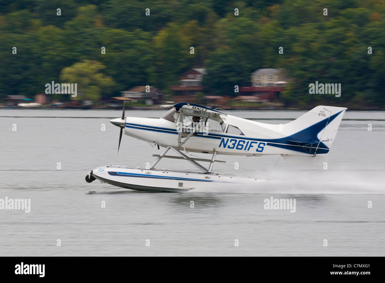 Wasserflugzeug landen auf Keuka Lake auf Hammondsport New York Wasserflugzeug Heimkehr gesponsert von Glenn Curtis Museum Stockfoto