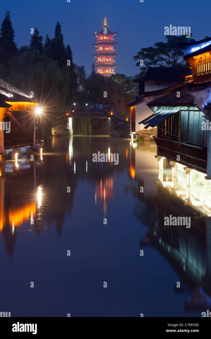 Nachtaufnahme des traditionellen Gebäude in der Nähe des Flusses in Wuzhen Stadt, Provinz Zhejiang, China Stockfoto