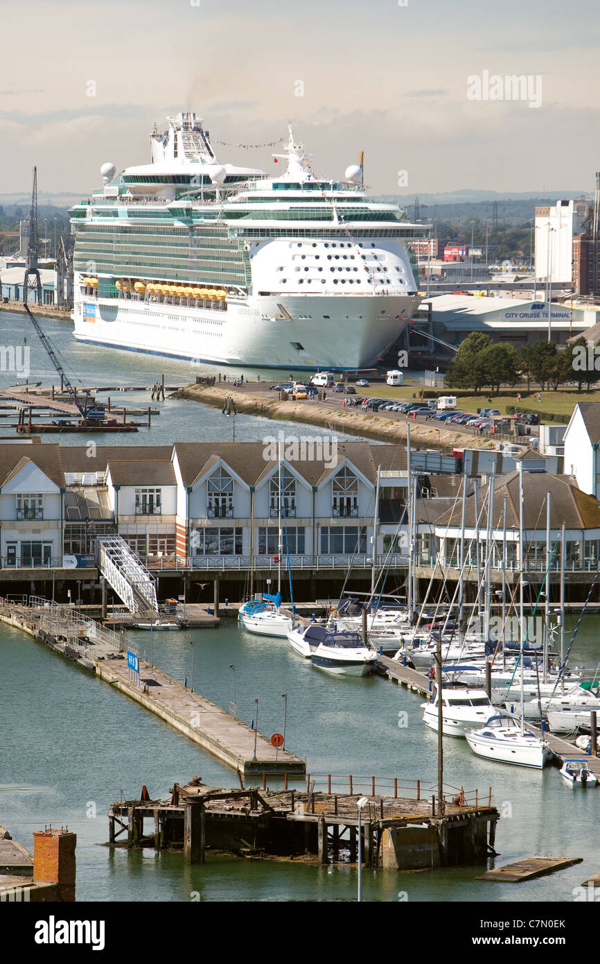 Hafen von Southampton über auf einem Kreuzfahrtschiff Passagiere Verladung im Western Docks. Southampton Waterfront England UK. Stockfoto