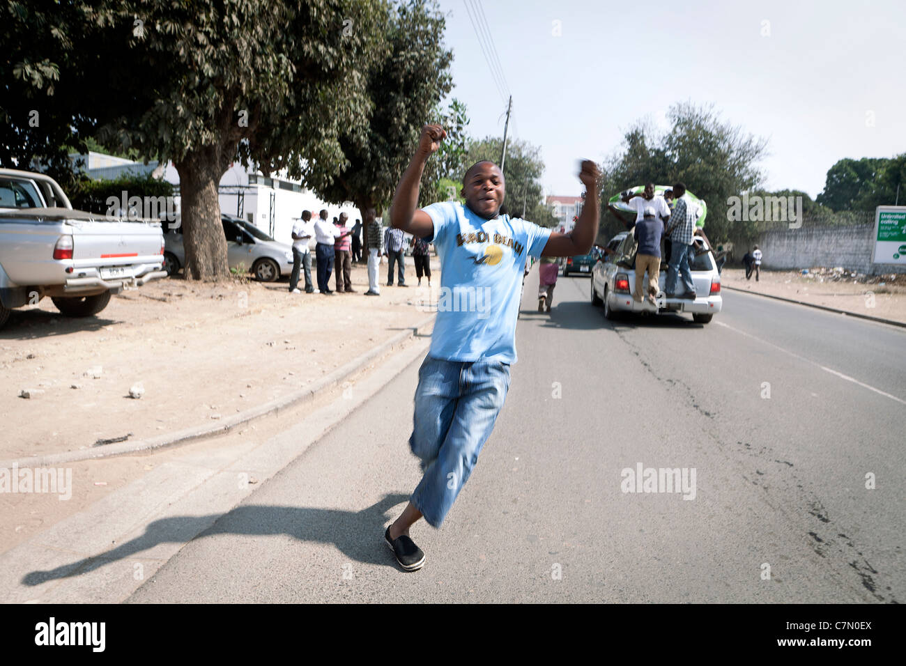 Eine jubelnde Unterstützer der neu gewählte Präsident Sata läuft auf einer Straße im zentralen Lusaka zur Feier seines Wahlsieges. Stockfoto