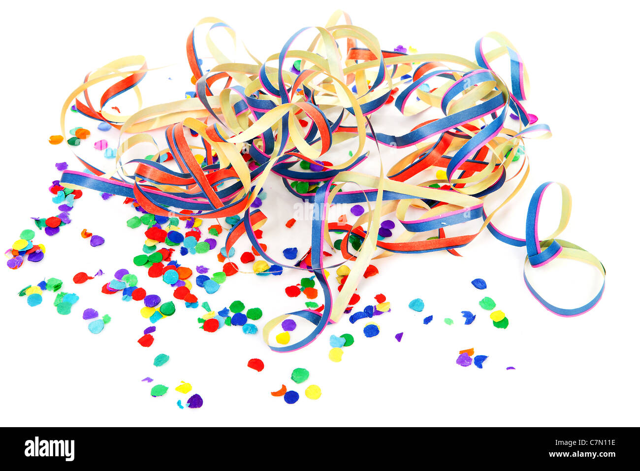 bunte Konfetti und Partystromer auf weißem Hintergrund Stockfoto