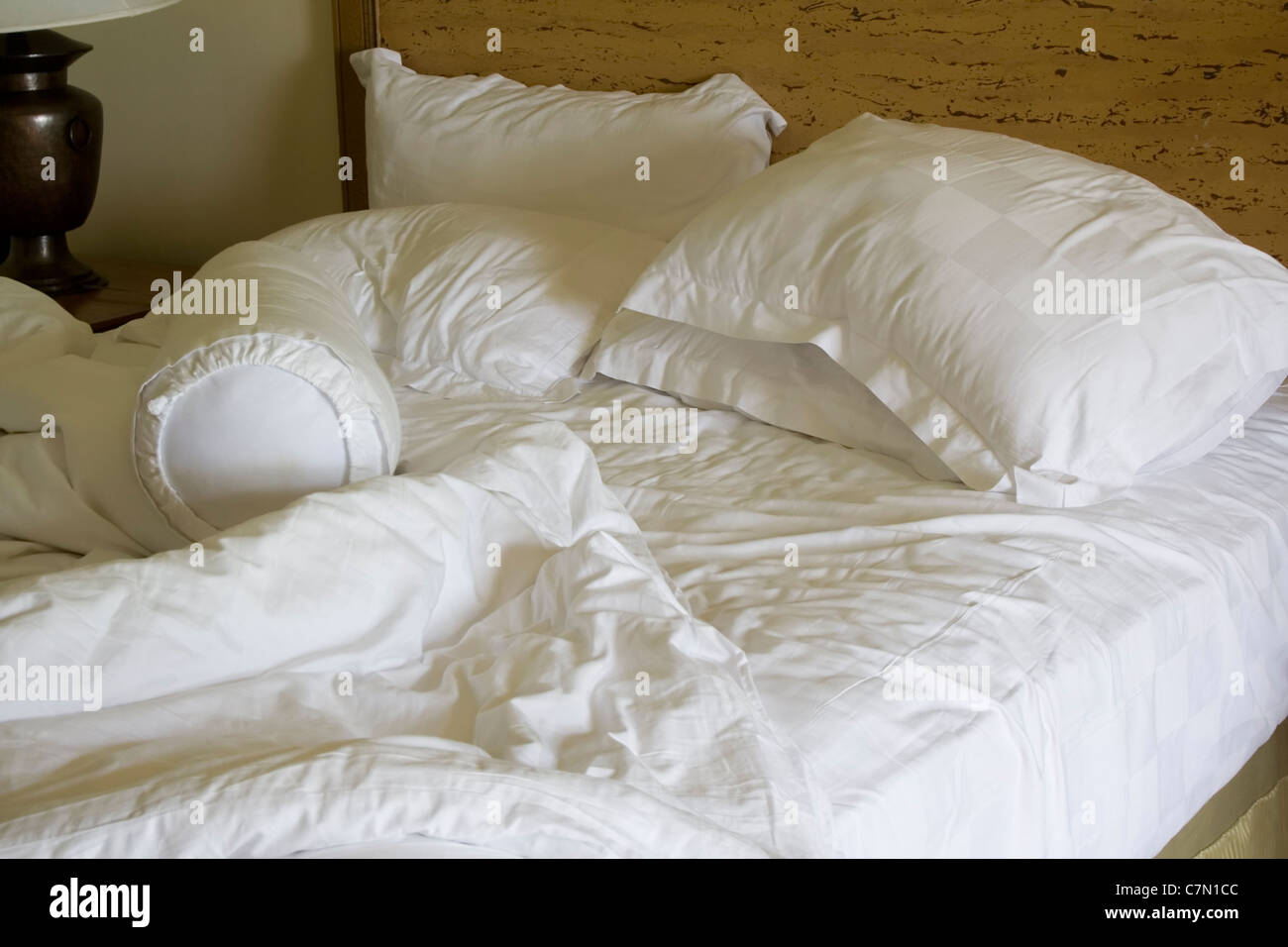 Chaotisch ungemachten Bett mit Kissen und Decke Stockfoto