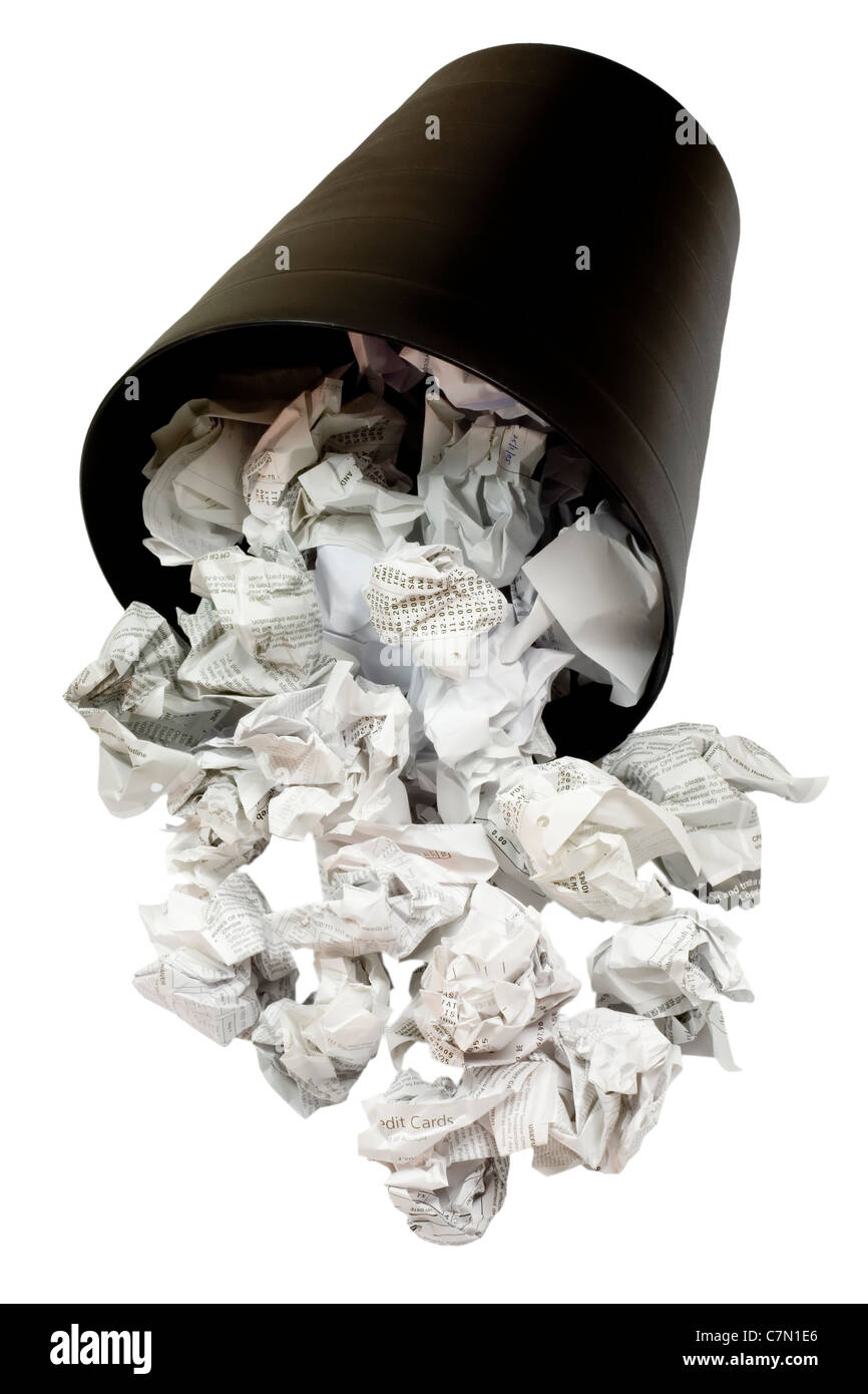 Verschüttete Abfallbehälter voll zerknittertes Papier isoliert auf weißem Hintergrund Stockfoto
