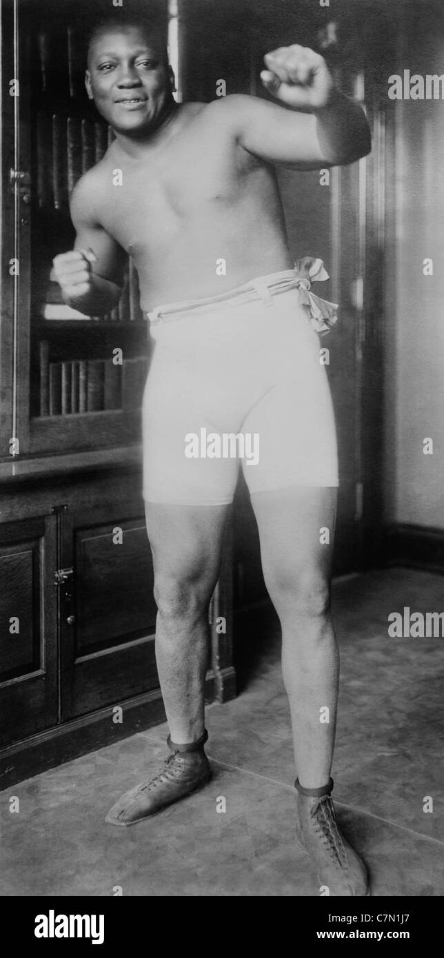 Oldtimer-Foto des Boxers Jack Johnson (1878 – 1946) – Johnson, bekannt als „der Galveston-Riese“, war der erste Afrikaner, der Weltmeister im Schwergewicht wurde und den Titel von 1908 bis 1915 hielt. Stockfoto