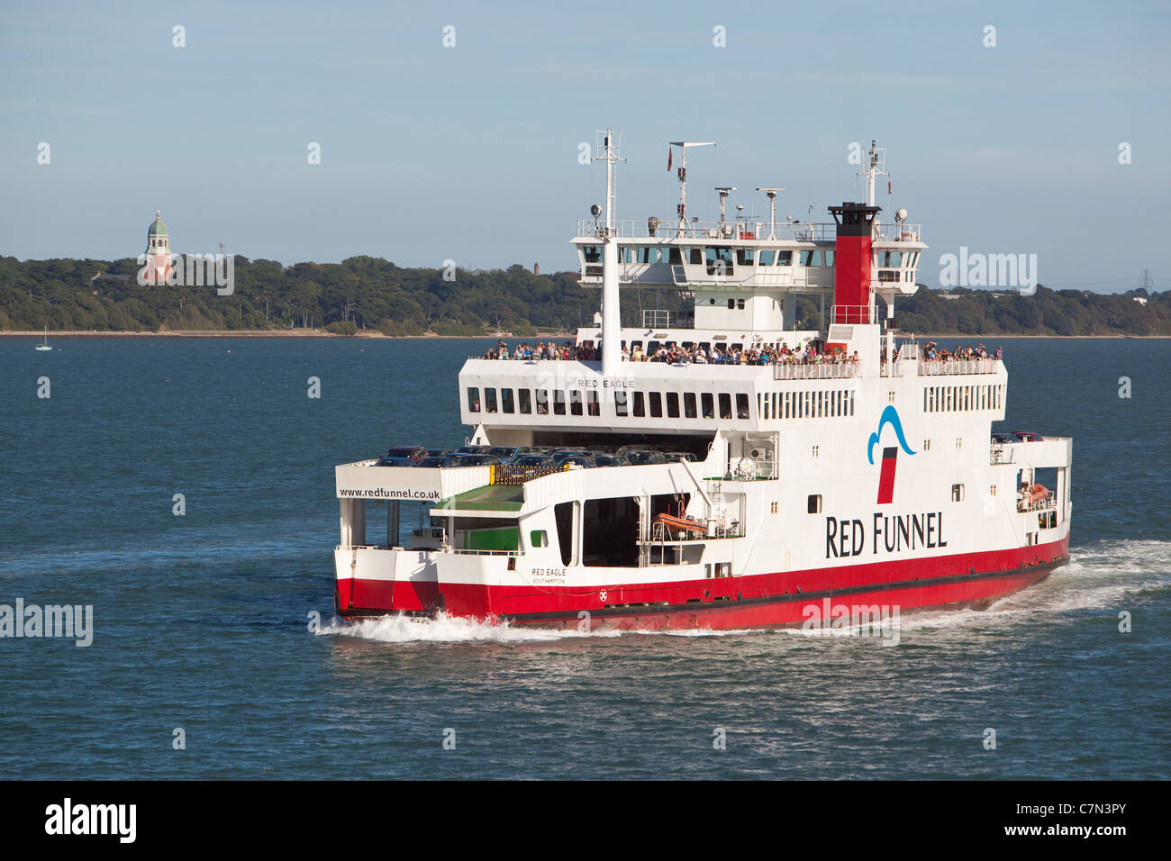 Roter Adlerorden Passagier-Fähre Segeln in den Hafen von Southampton aus der Isle Of Wight. (Red Funnel Line) Stockfoto