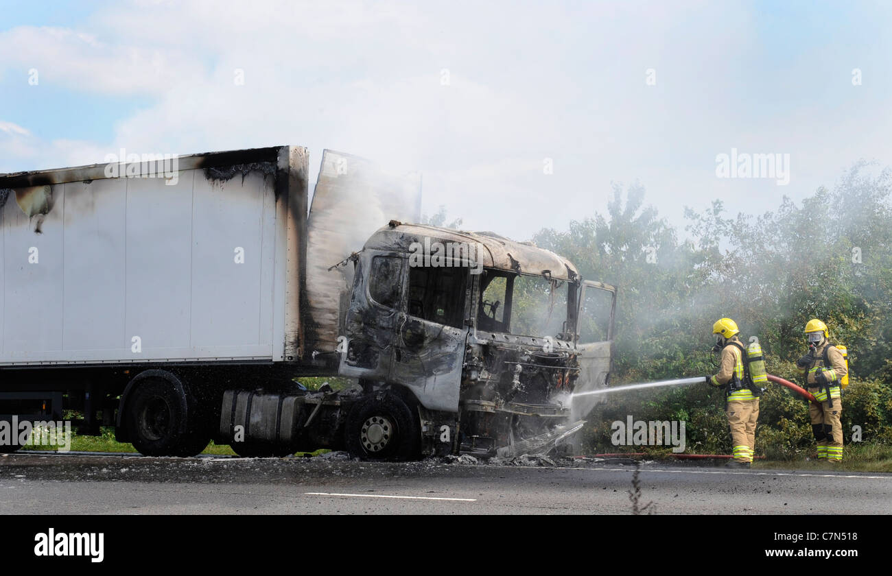 Schwere Lkw Brand auf der Autobahn M1 in Derbyshire, England, UK Stockfoto