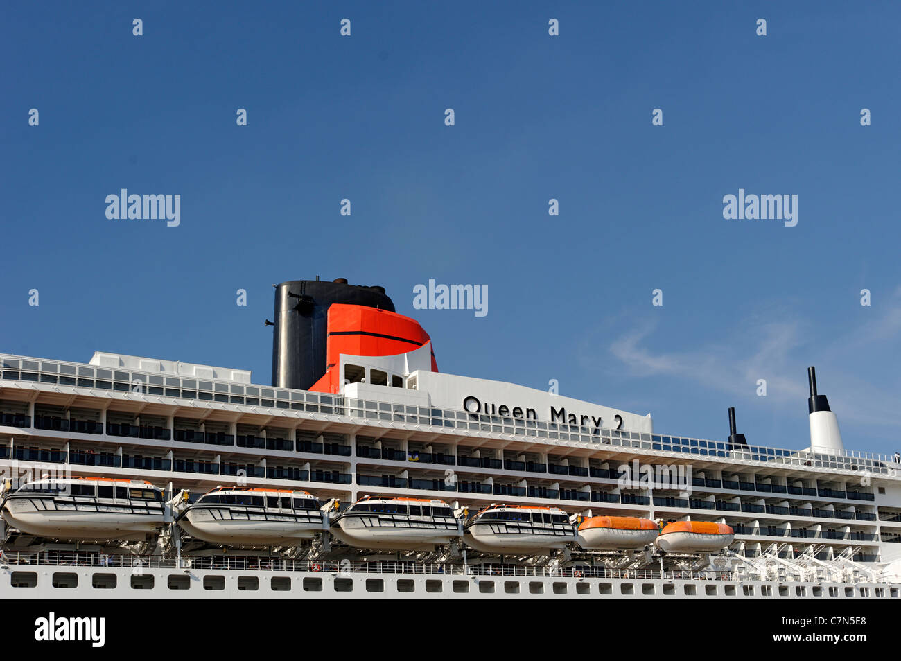 Kreuzfahrtschiff Queen Mary 2 am Cruise Center in Hamburg, Deutschland, Europa Stockfoto