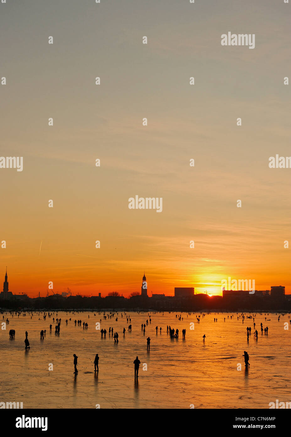 Fest gefroren Außenalster, Außenalster, nach Sonnenuntergang, Leute, Unterhaltung, Eis, Schnee, winter, Hamburg, Deutschland Stockfoto
