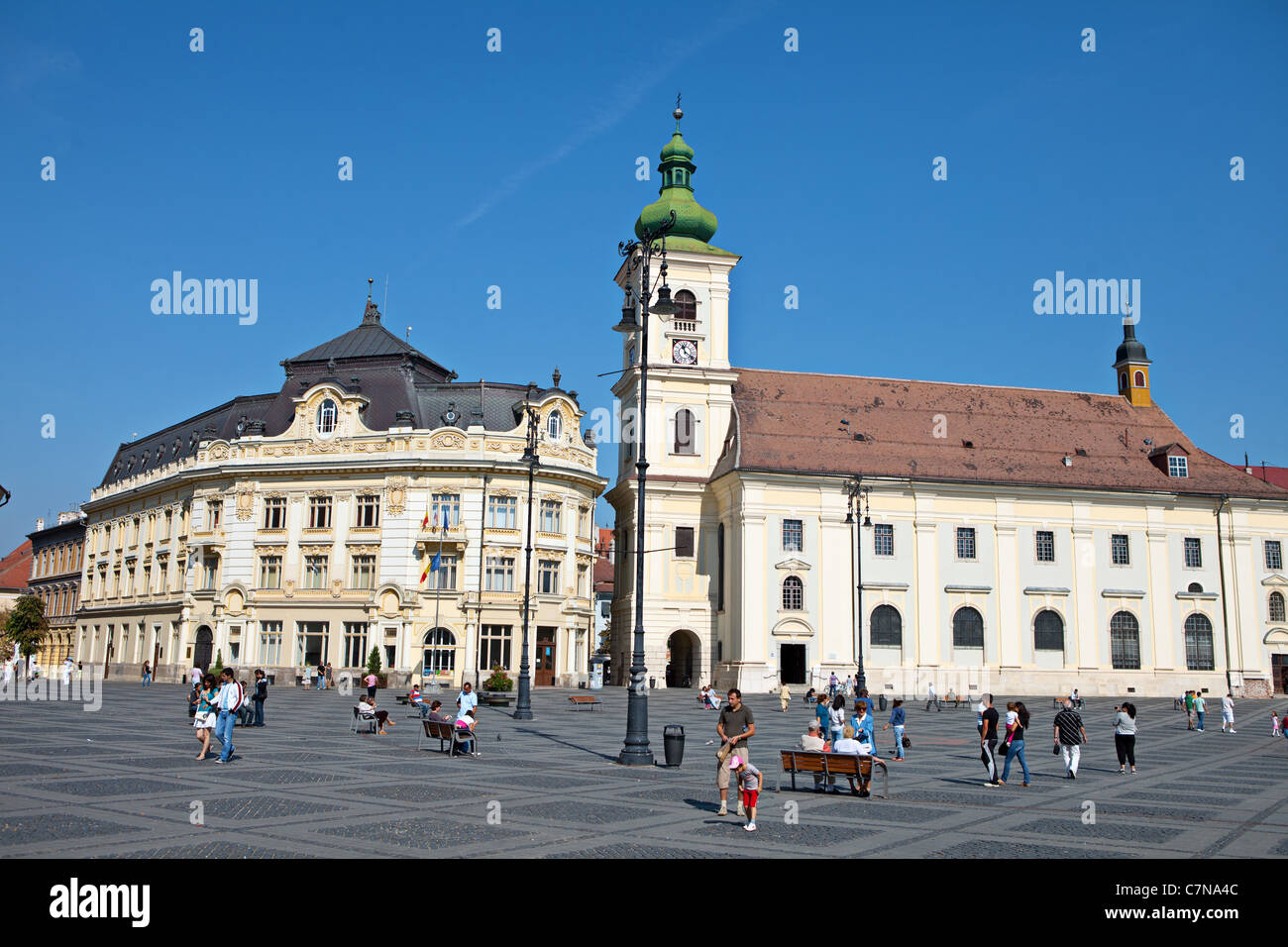 Sibiu Rathaus (L) und Heilige Dreifaltigkeit Cathedral (R) auf Platz Piata Mare, Rumänien Stockfoto
