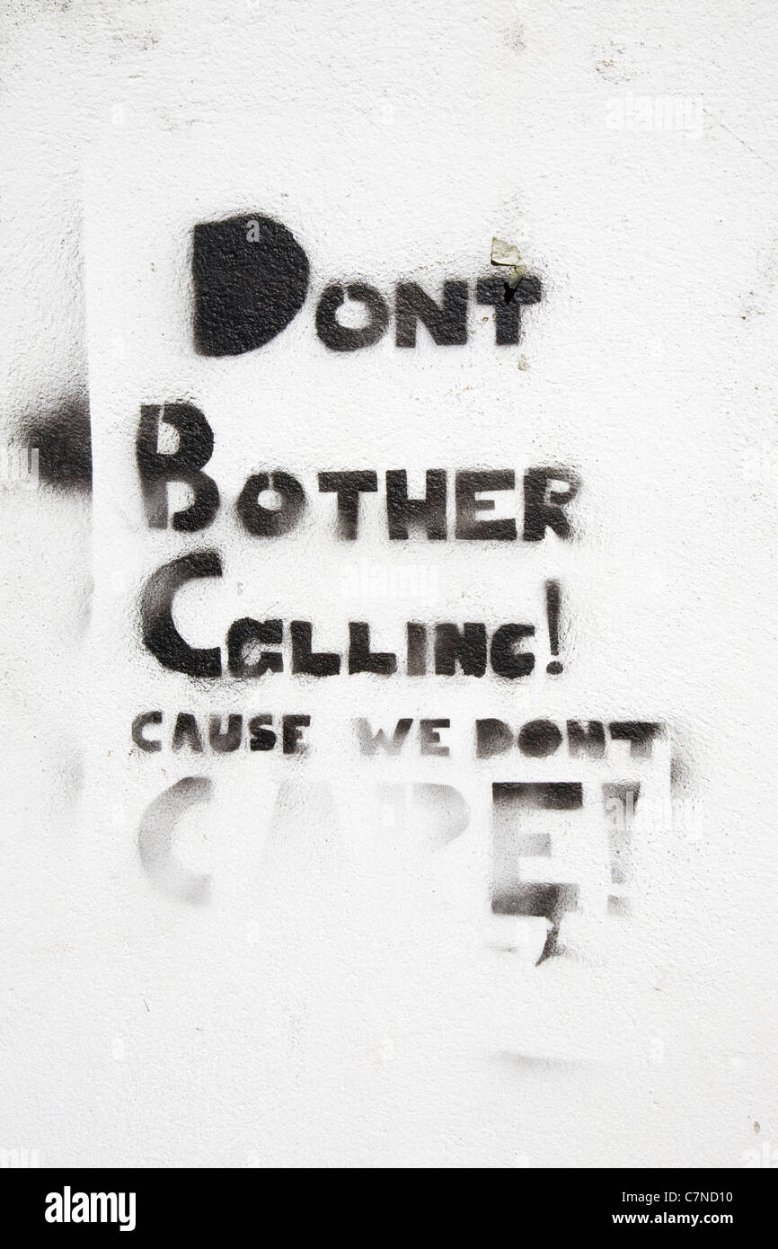 Graffiti auf einer weißen Wand. DON'T BOTHER BERUFUNG URSACHE WIR DON'T CARE! Stockfoto