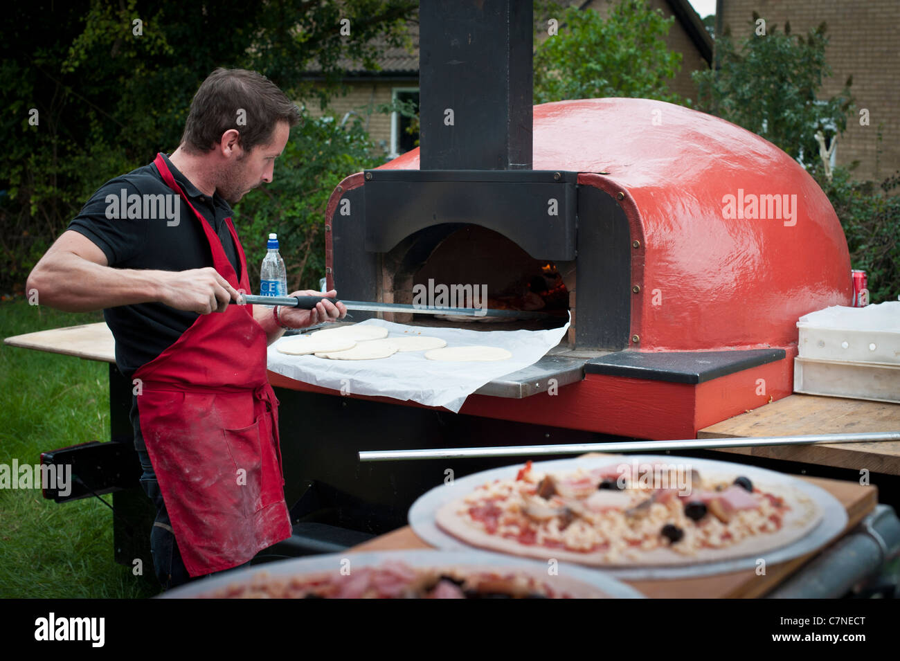 Mobiler Holzofen Pizza-Ofen im Einsatz bei einer Veranstaltung  Stockfotografie - Alamy