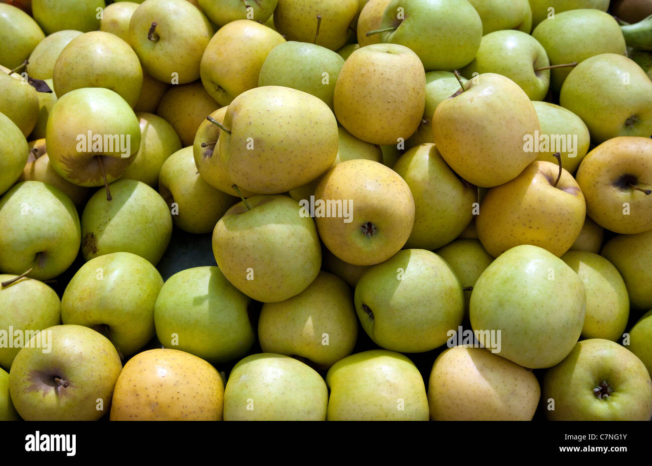 Auswahl von frisch gepflückten Äpfel auf einem Marktstand in Südspanien. Stockfoto