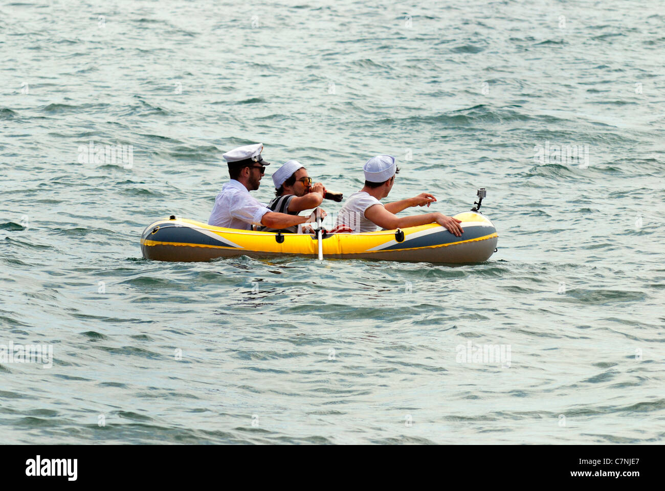 Drei betrunkene Matrosen in einem Boot Stockfoto